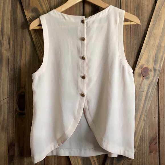 Medium super cute open back silky shirt - Picture 3 of 3